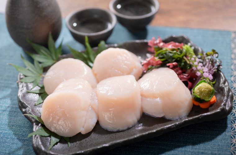 お皿に盛りつけたほたて貝柱の刺身