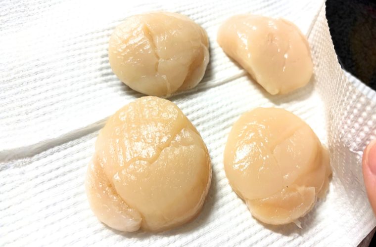 キッチンペーパーでホタテ貝柱の水分を取る