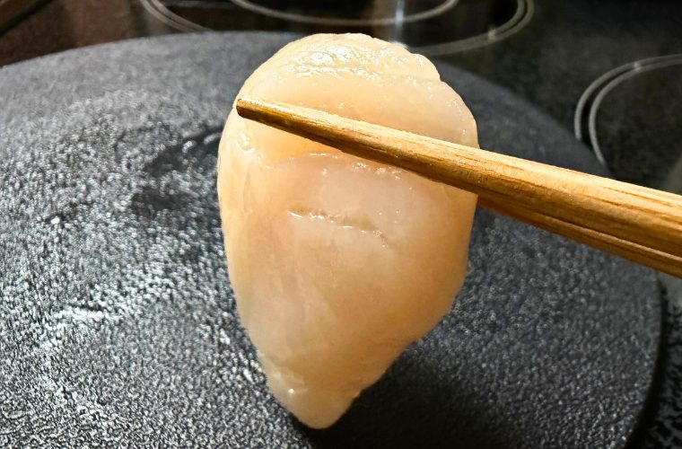 ほたてを箸上げしている