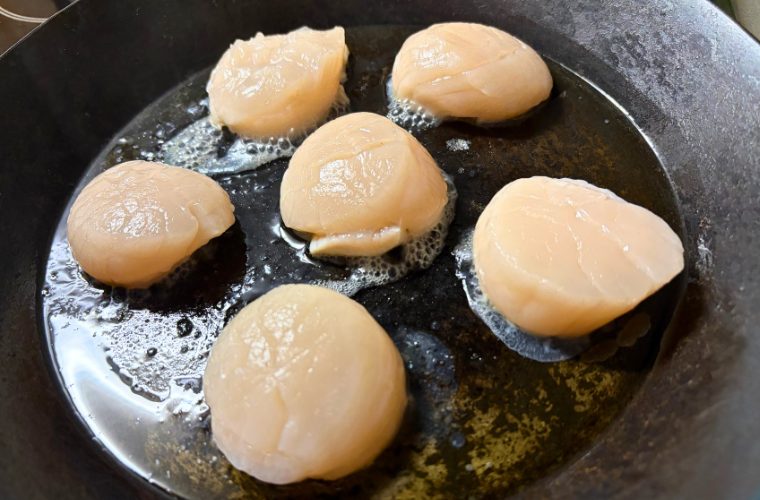 ほたてをフライパンで焼いている