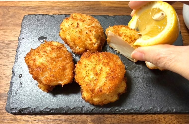 ほたてフライにレモンをかける