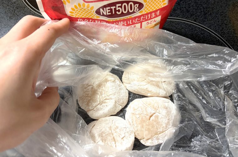 ほたてフライに小麦粉をまぶす