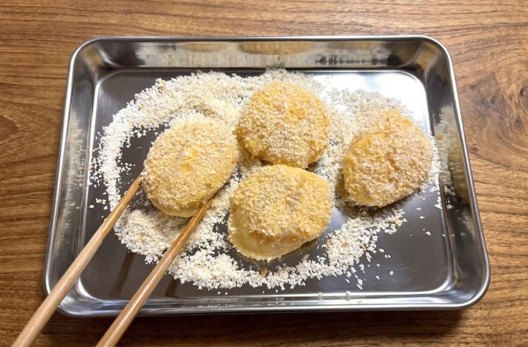ほたてフライにパン粉をつける
