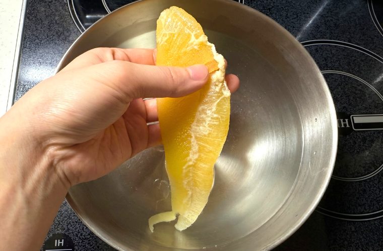 数の子の薄皮を取る