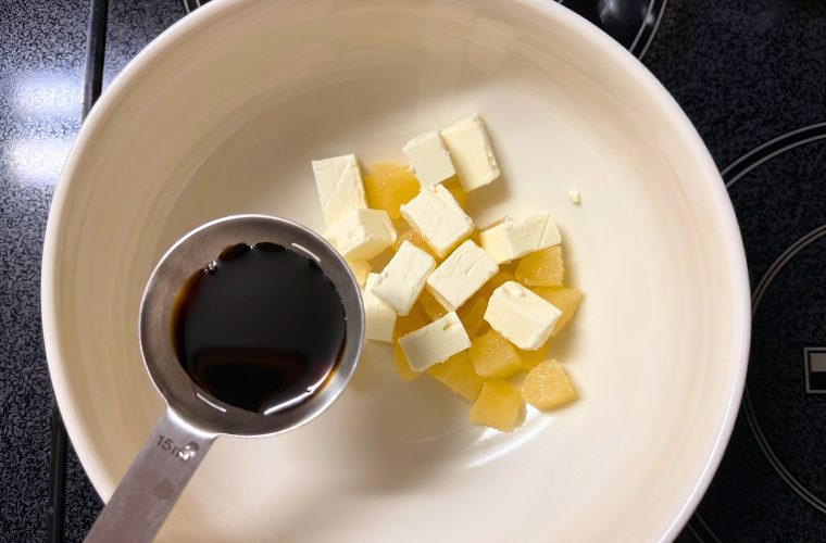数の子とクリームチーズに醤油を加えるところ