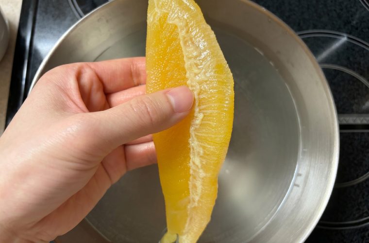 数の子の薄皮が剥がれる