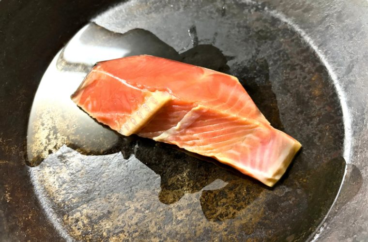 フライパンにのせた鮭