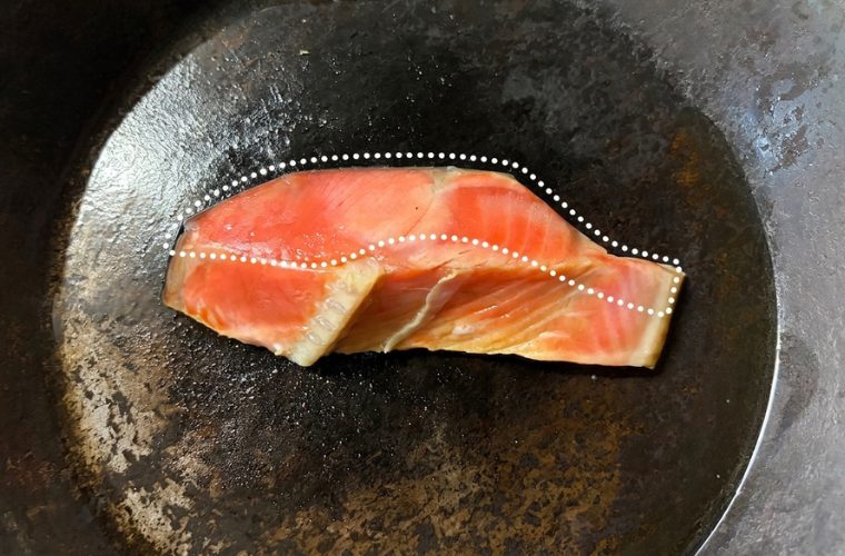 鮭をフライパンで焼く
