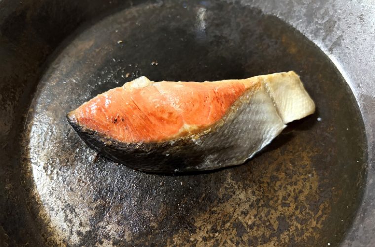鮭をひっくり返してもう片面焼く