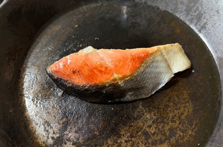 鮭をフライパンで焼く