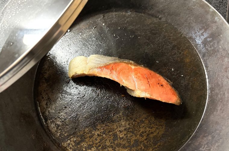 蓋をあけて鮭の焼け具合をチェック