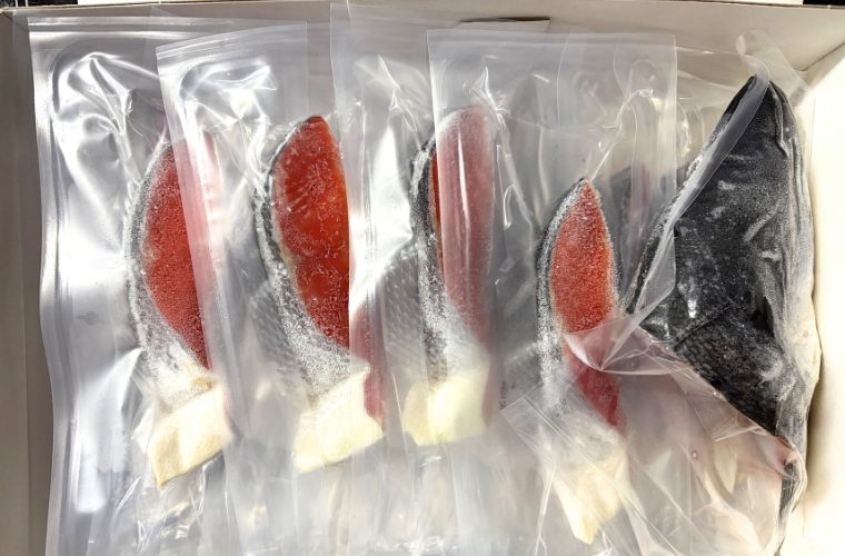鮭の切り身パック包装