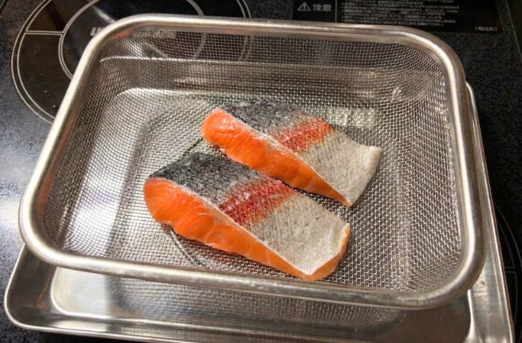 鮭をバットに並べる