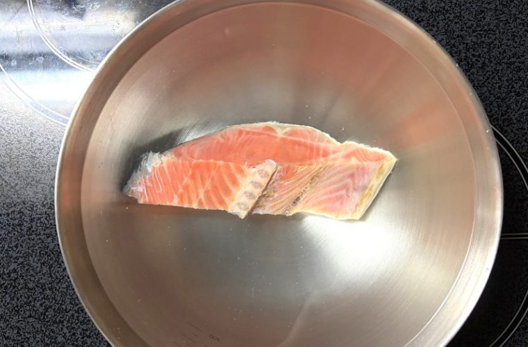 水につけた鮭の塩抜き