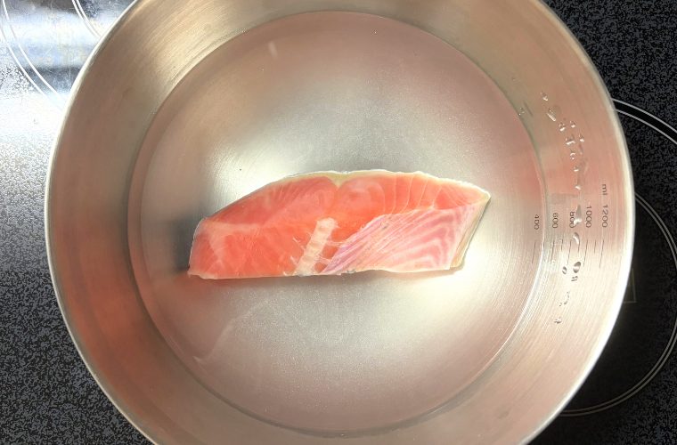 塩水につけた鮭