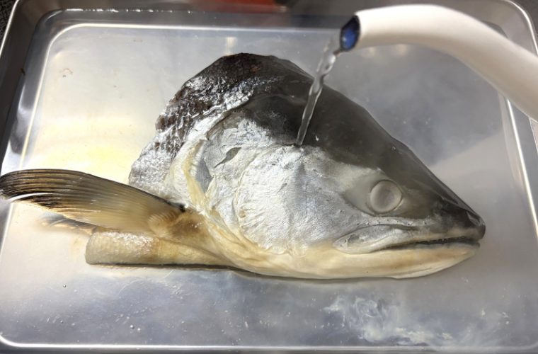 鮭の頭に熱湯をかける