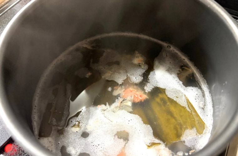 鮭の頭を昆布と水で鍋にかける