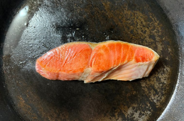 塩水に浸けた鮭の焼き上がり