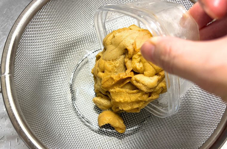 塩水うにをザルにあける