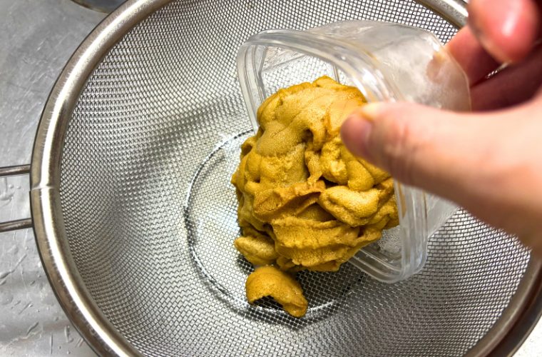 生うにをザルにあける